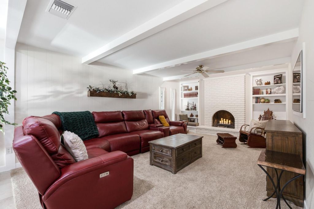 Image 15 of property listing at 1069 W Mesa Court, Fresno, CA 93711