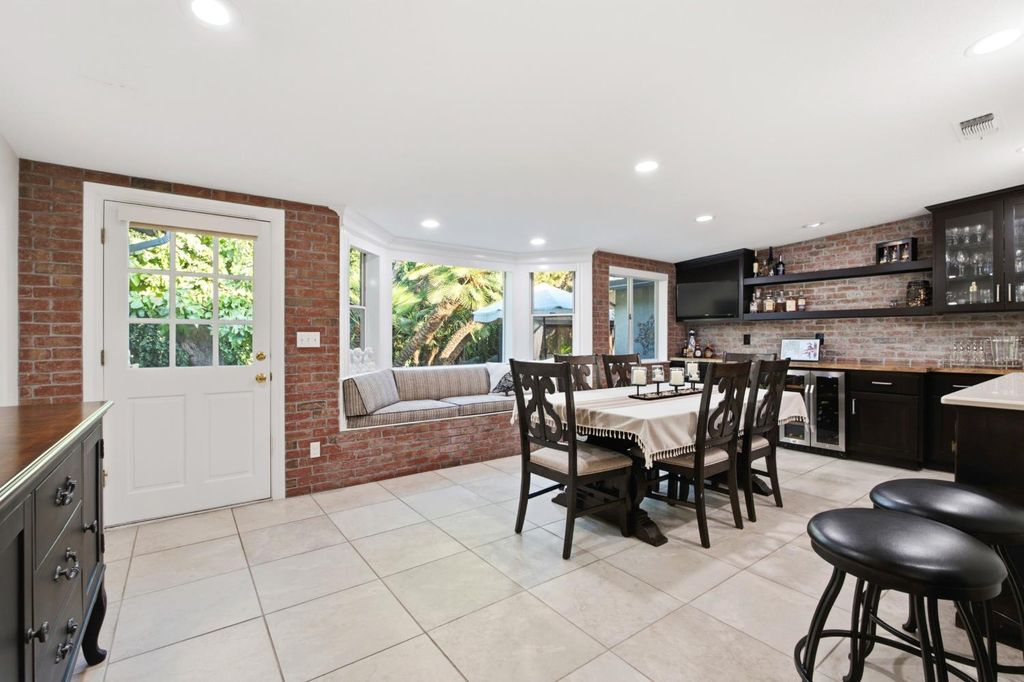 Image 17 of property listing at 1069 W Mesa Court, Fresno, CA 93711