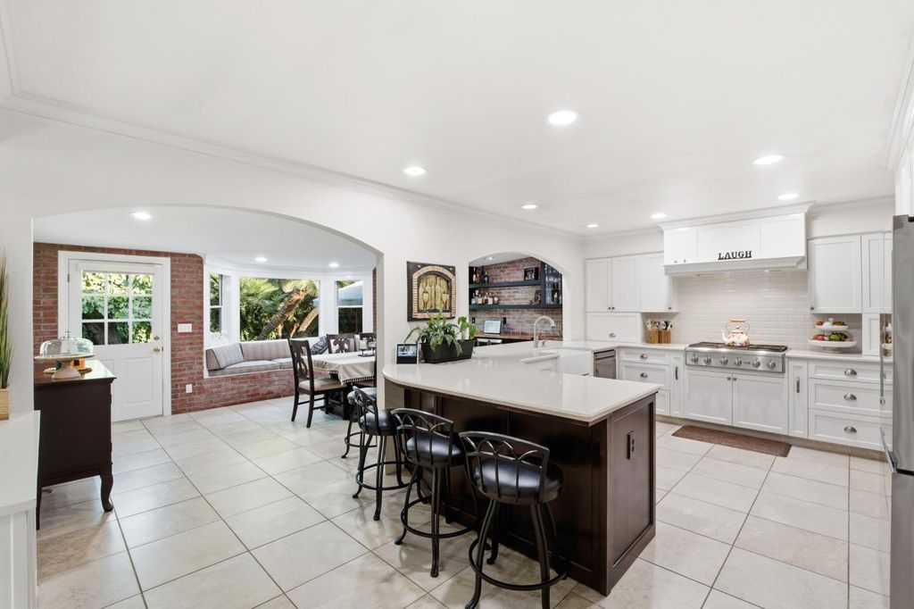 Image 2 of property listing at 1069 W Mesa Court, Fresno, CA 93711