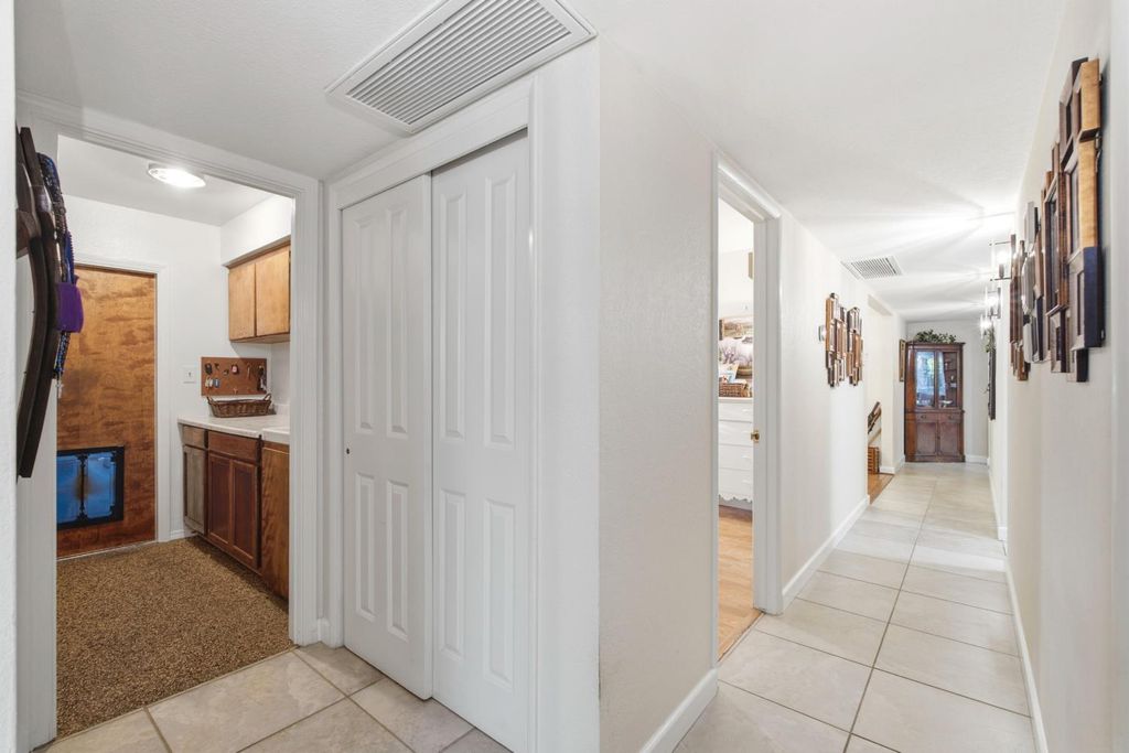 Image 26 of property listing at 1069 W Mesa Court, Fresno, CA 93711