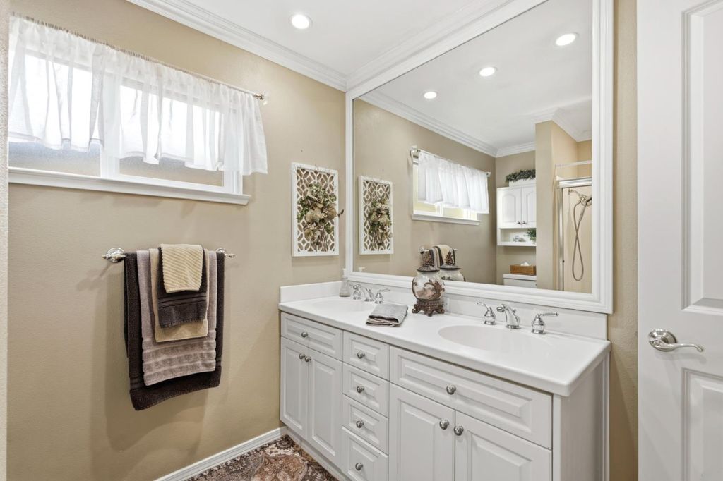 Image 30 of property listing at 1069 W Mesa Court, Fresno, CA 93711