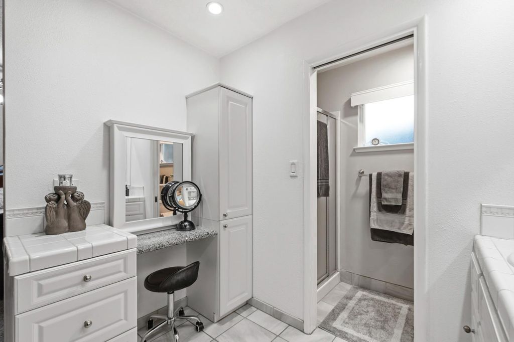 Image 34 of property listing at 1069 W Mesa Court, Fresno, CA 93711