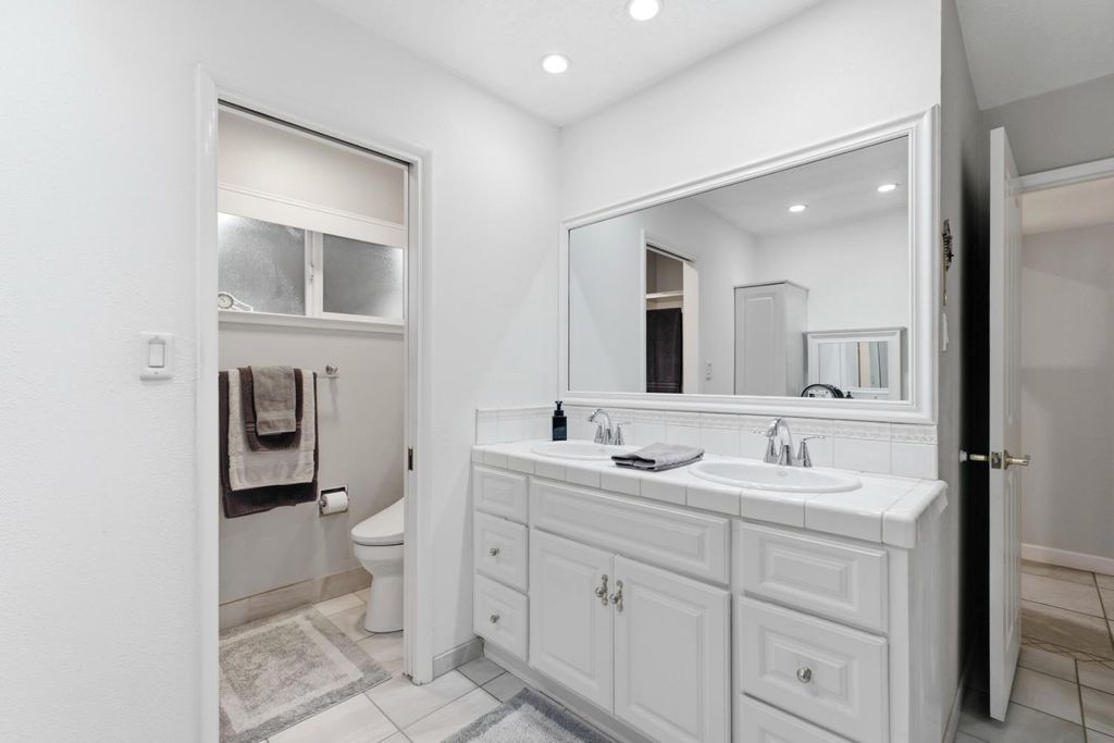 Image 35 of property listing at 1069 W Mesa Court, Fresno, CA 93711