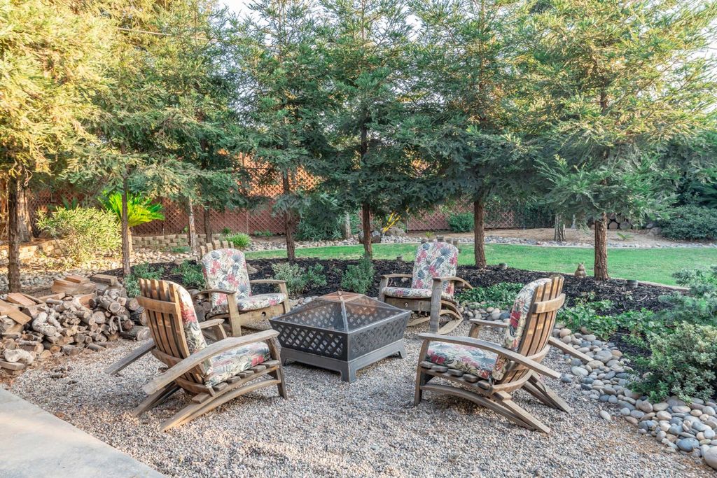 Image 4 of property listing at 1069 W Mesa Court, Fresno, CA 93711