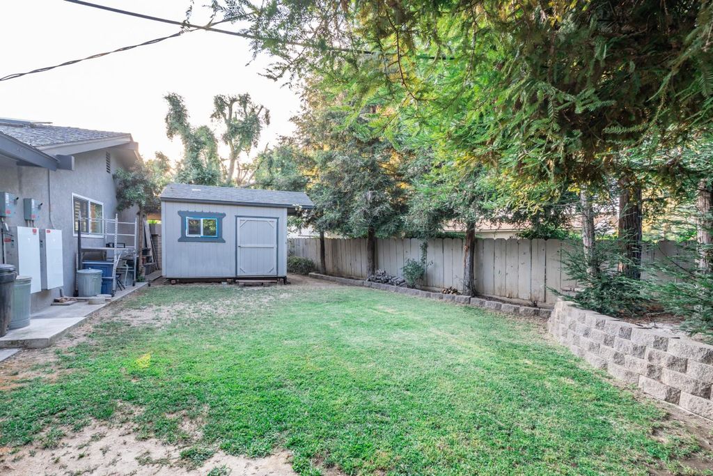 Image 40 of property listing at 1069 W Mesa Court, Fresno, CA 93711