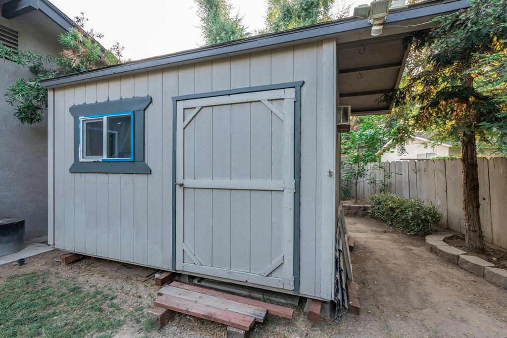 Image 41 of property listing at 1069 W Mesa Court, Fresno, CA 93711