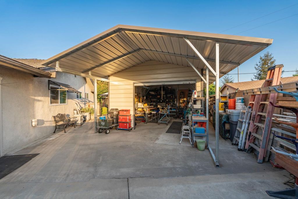 Image 5 of property listing at 1069 W Mesa Court, Fresno, CA 93711