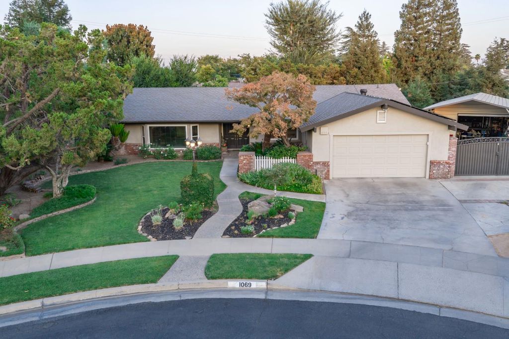 Image 8 of property listing at 1069 W Mesa Court, Fresno, CA 93711