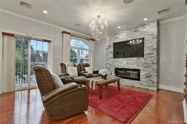 19319 109th Road, Saint Albans, NY 11412