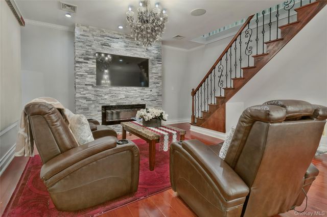 19319 109th Road, Saint Albans, NY 11412