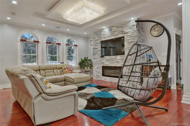 19319 109th Road, Saint Albans, NY 11412