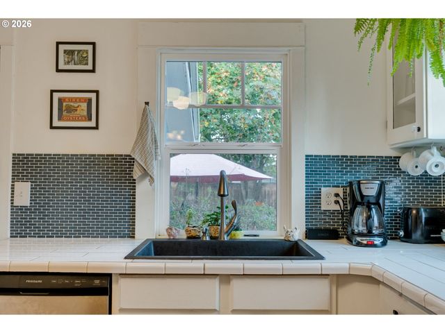 7217 N POLK Ave, Portland, OR 97203