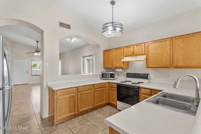 9533 N Englewood Drive, Tucson, AZ 85743