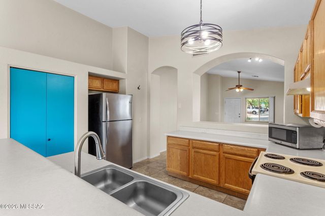 9533 N Englewood Drive, Tucson, AZ 85743