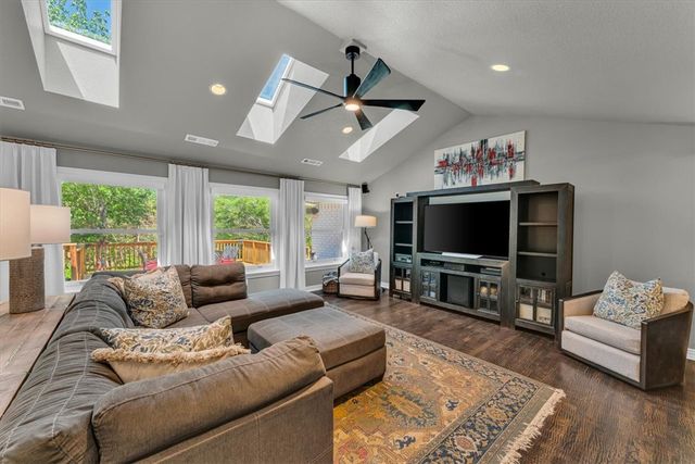 2911 N Charleston Xing, Fayetteville, AR 72703