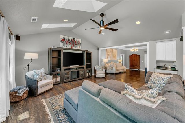 2911 N Charleston Xing, Fayetteville, AR 72703