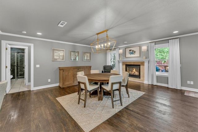 2911 N Charleston Xing, Fayetteville, AR 72703