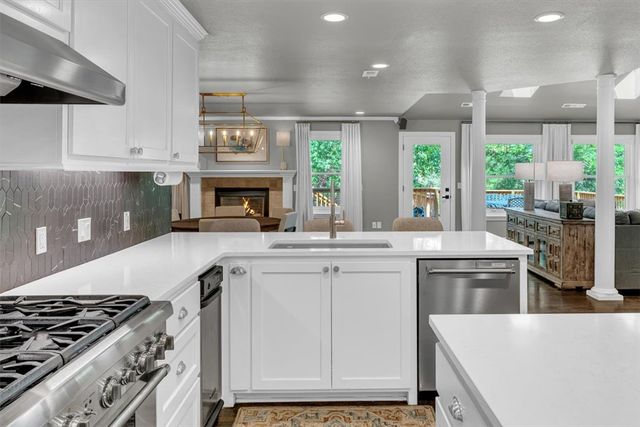 2911 N Charleston Xing, Fayetteville, AR 72703