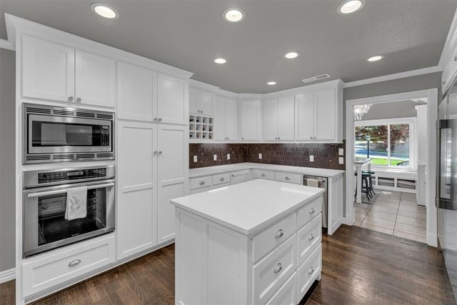 2911 N Charleston Xing, Fayetteville, AR 72703