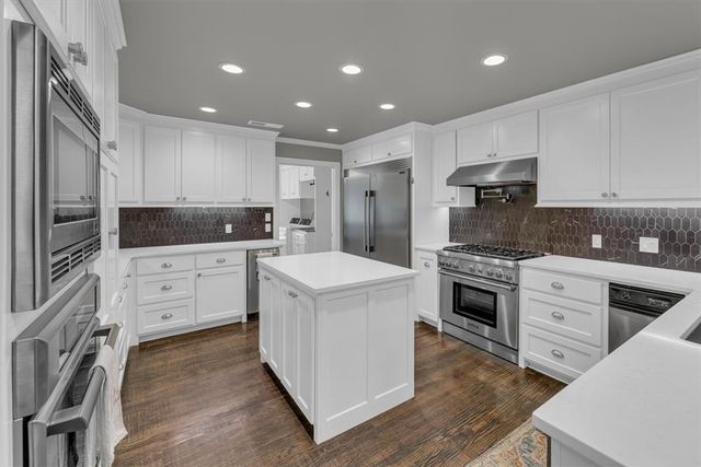 2911 N Charleston Xing, Fayetteville, AR 72703