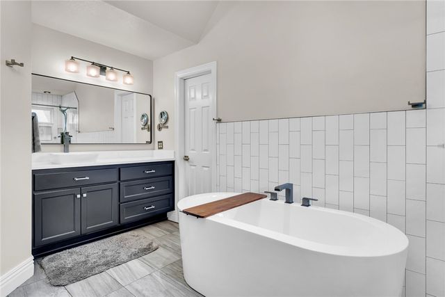 2911 N Charleston Xing, Fayetteville, AR 72703