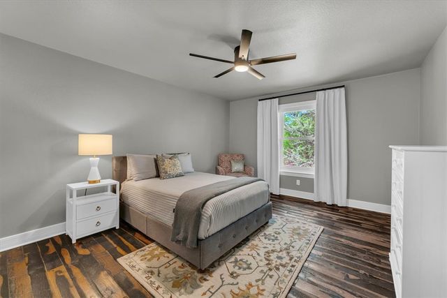 2911 N Charleston Xing, Fayetteville, AR 72703