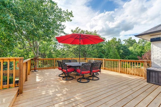 2911 N Charleston Xing, Fayetteville, AR 72703