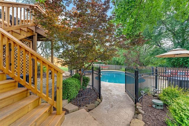 2911 N Charleston Xing, Fayetteville, AR 72703