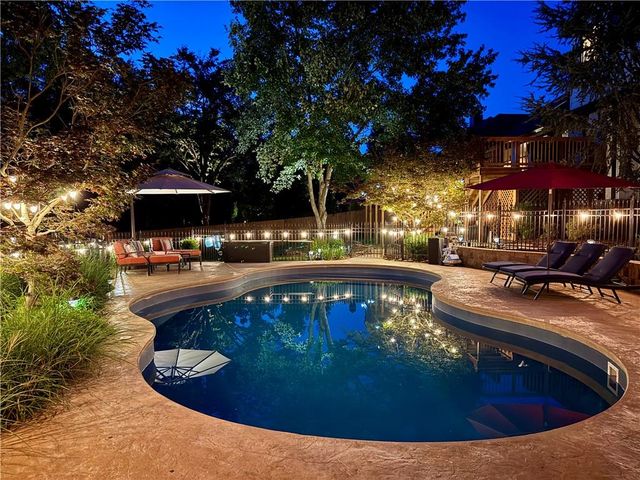 2911 N Charleston Xing, Fayetteville, AR 72703