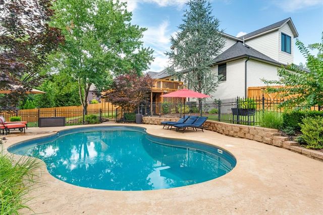 2911 N Charleston Xing, Fayetteville, AR 72703