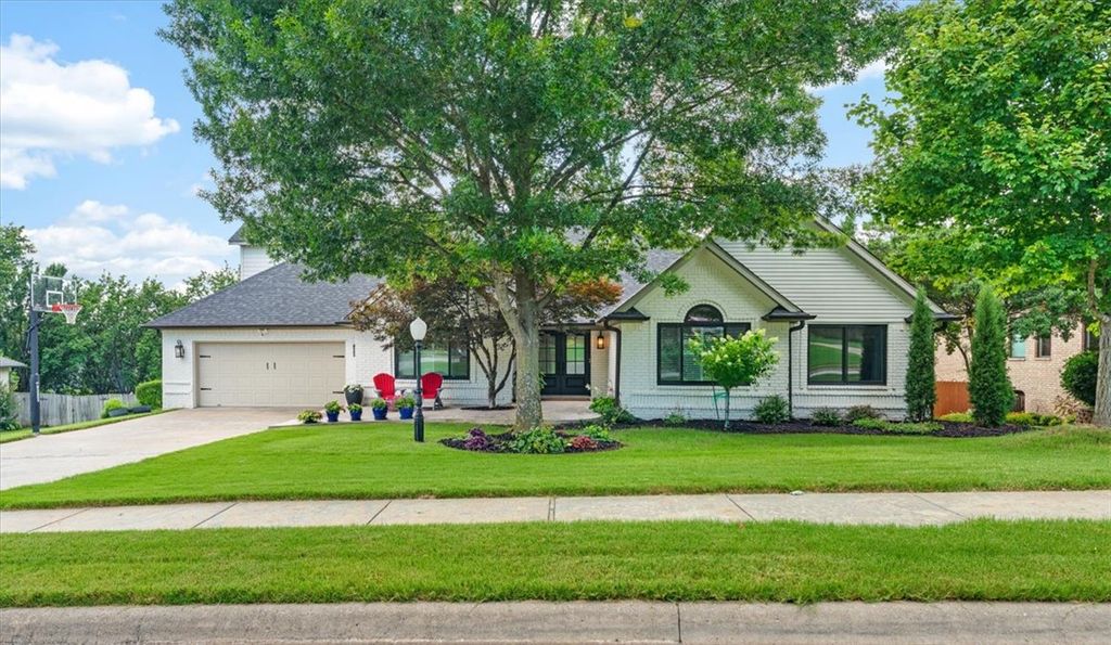 2911 N Charleston Xing, Fayetteville, AR 72703