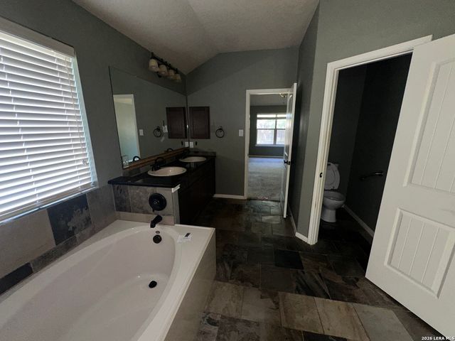 15612 ECHO LN, Selma, TX 78154