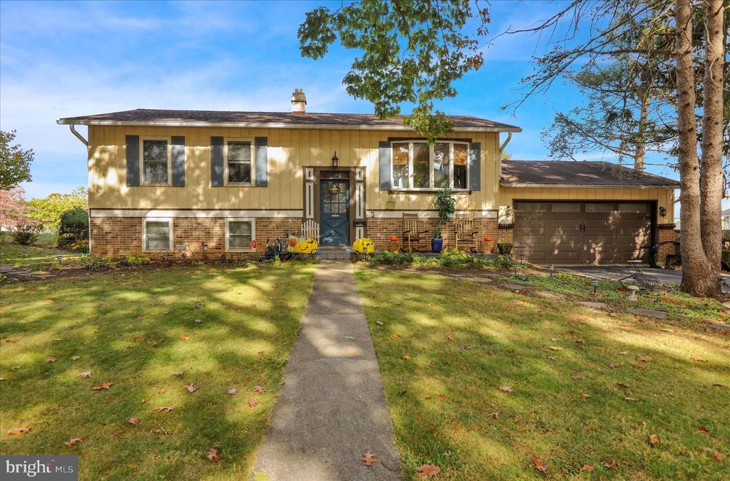 Image 2 of property listing at 3 CEDARWOOD RD, Reading, PA 19610