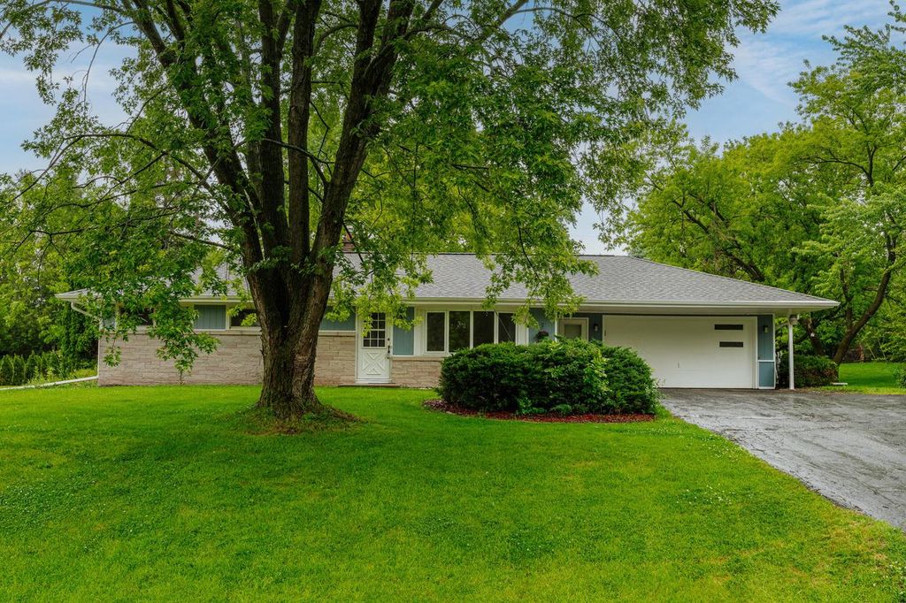 N78W16300 Carl Ross DRIVE, Menomonee Falls, WI 53051