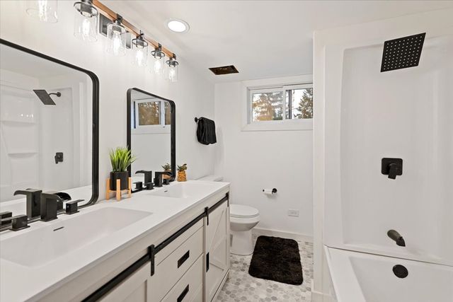 27 Maple Avenue, Lake Zurich, IL 60047