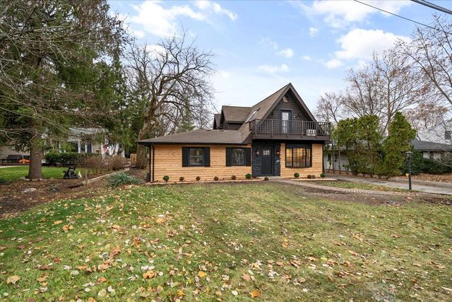 27 Maple Avenue, Lake Zurich, IL 60047