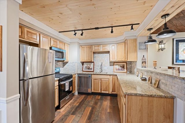 27 Maple Avenue, Lake Zurich, IL 60047