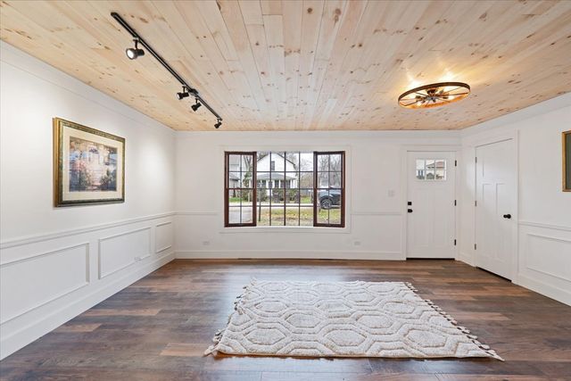 27 Maple Avenue, Lake Zurich, IL 60047