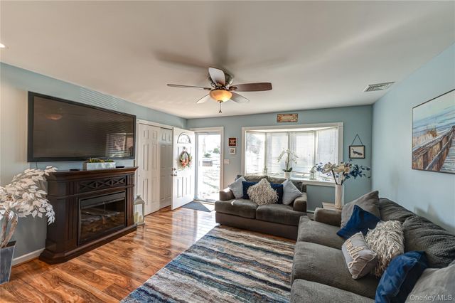 869 Udall Road, West Islip, NY 11795