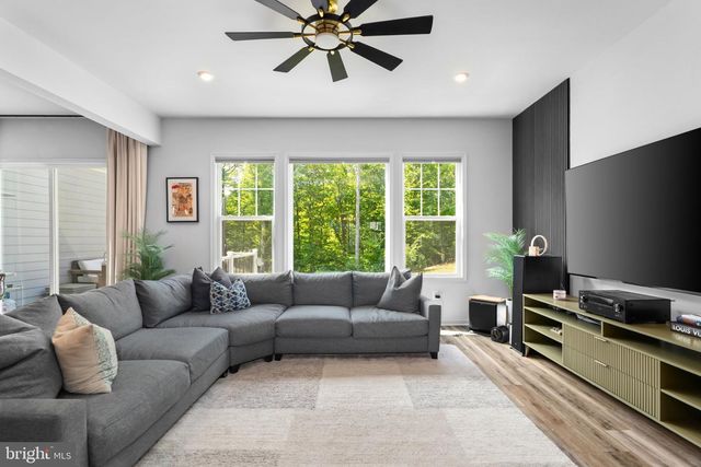 18140 MOSS GARDEN RD, Dumfries, VA 22026