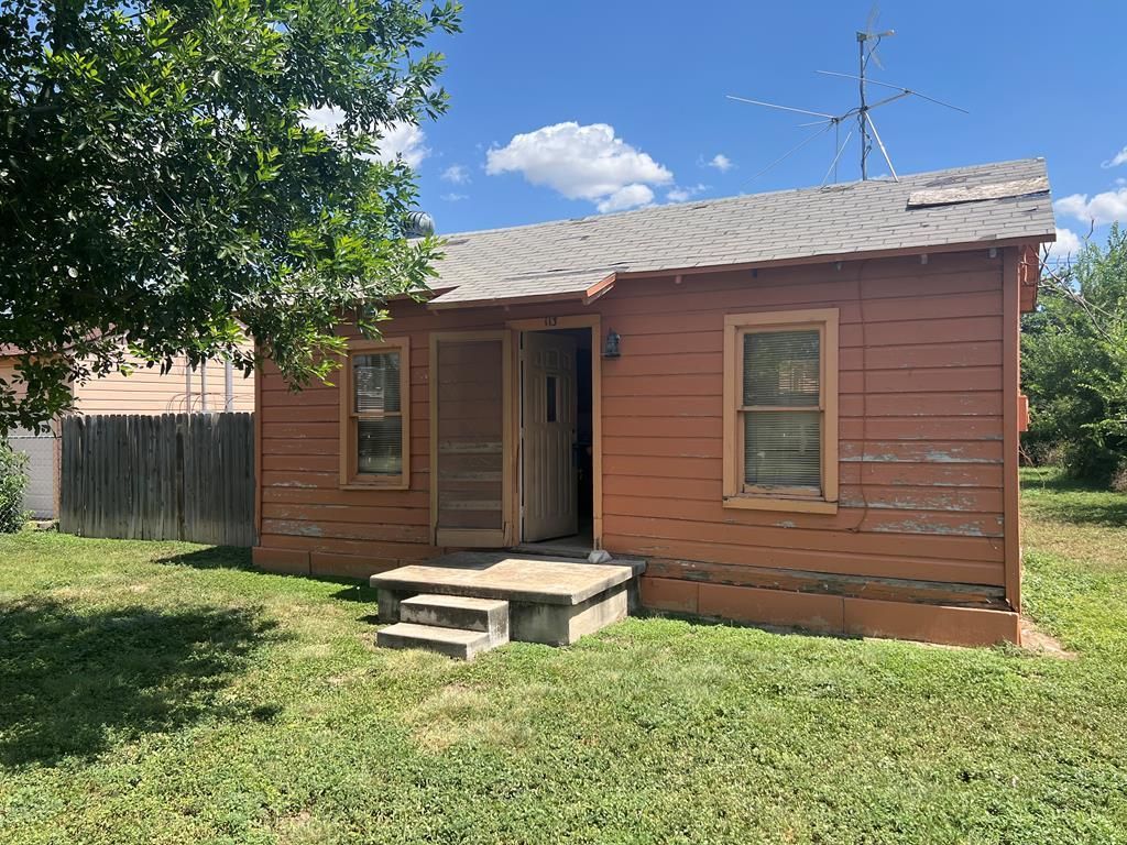 Image 2 of property listing at 113 E 9th St, San Angelo, TX 76903