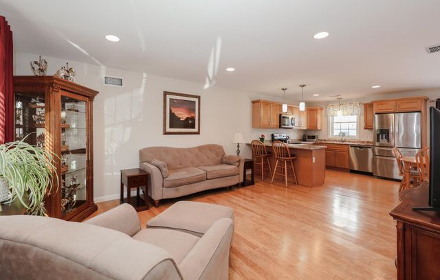 20 Bruins Lane, Raymond, NH 03077