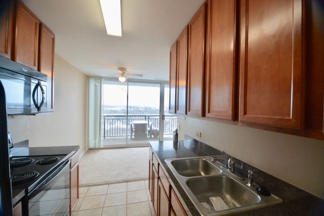 6020 Oakwood Drive 4H, Lisle, IL 60532