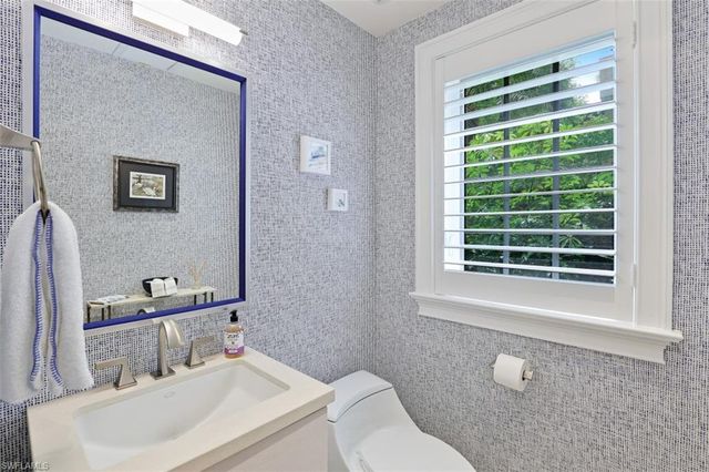 270 5th AVE S H-2, Naples, FL 34102