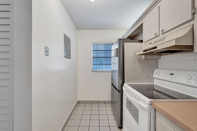 9470 Poinciana Place 308, Davie, FL 33324