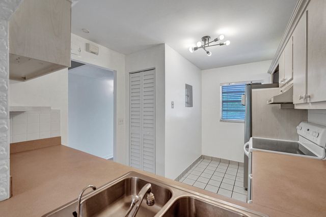 9470 Poinciana Place 308, Davie, FL 33324