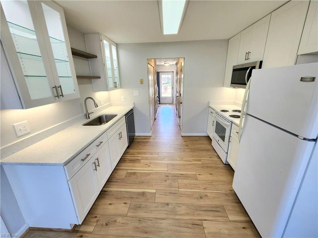 5837 Glen View DR, Virginia Beach, VA 23464