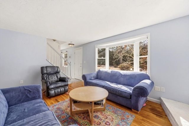 70 Quinaquisset Ave, Mashpee, MA 02649