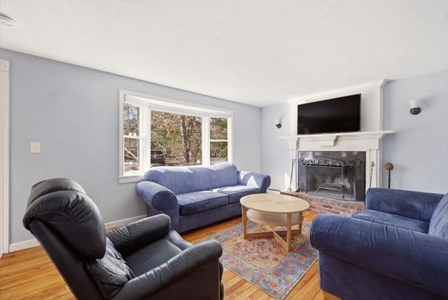 70 Quinaquisset Ave, Mashpee, MA 02649