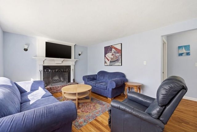 70 Quinaquisset Ave, Mashpee, MA 02649